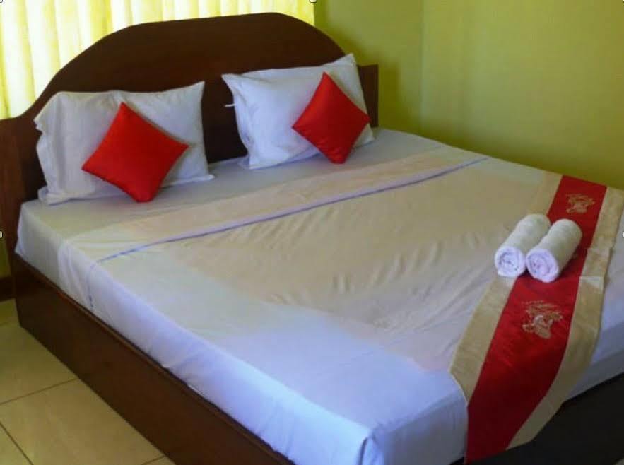 Side Walk Hotel Siem Reap Bagian luar foto