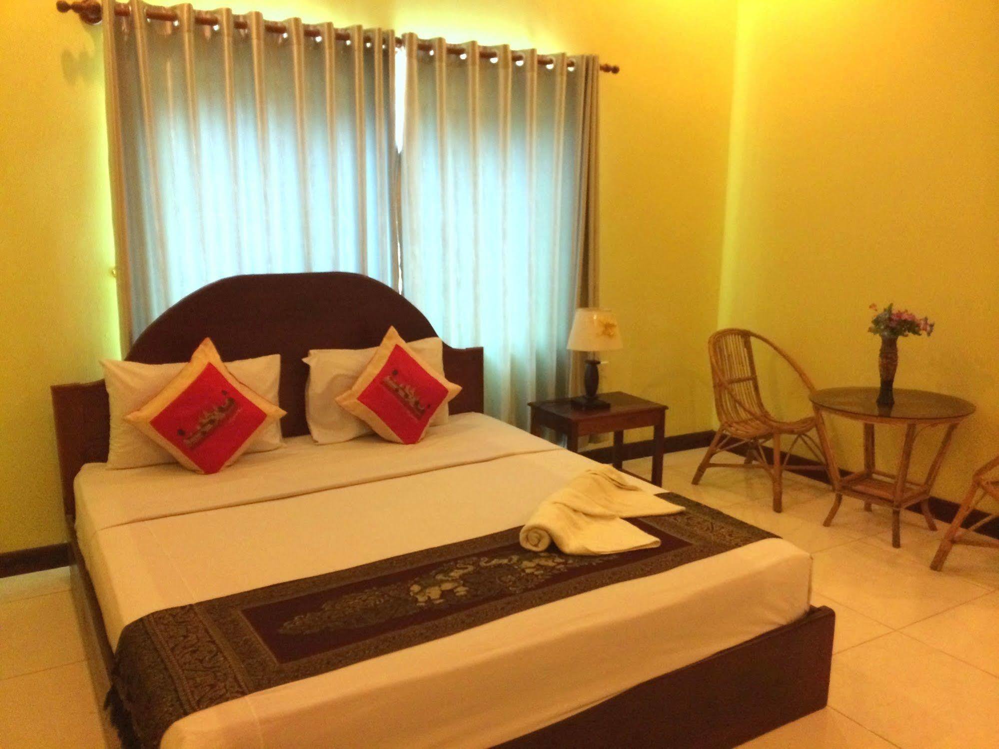 Side Walk Hotel Siem Reap Bagian luar foto