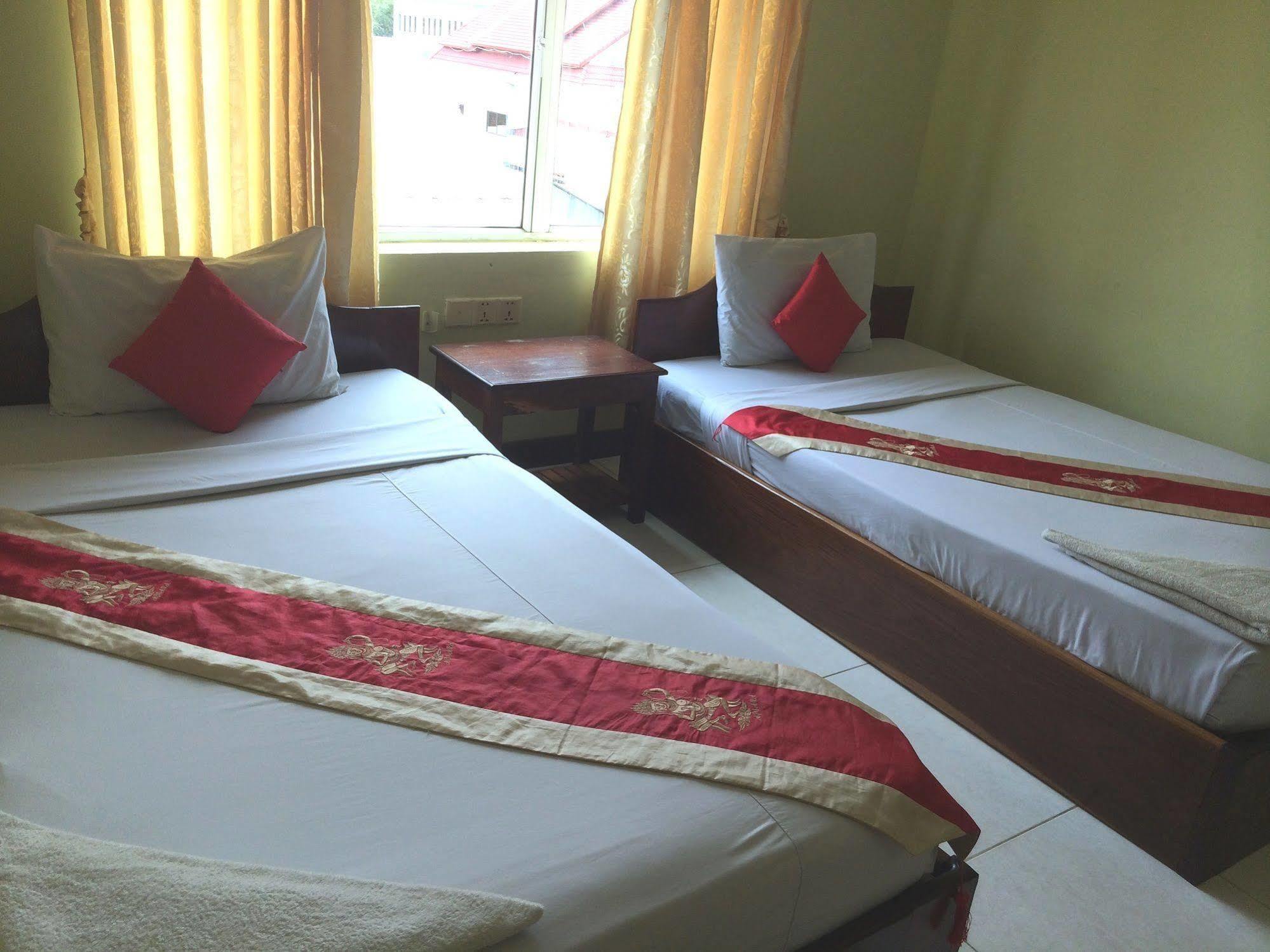 Side Walk Hotel Siem Reap Bagian luar foto