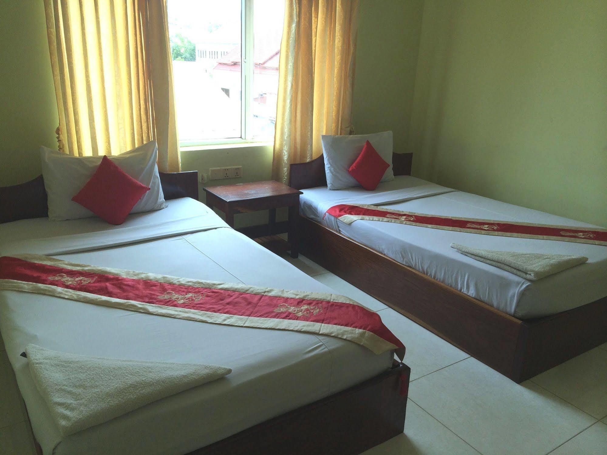Side Walk Hotel Siem Reap Bagian luar foto