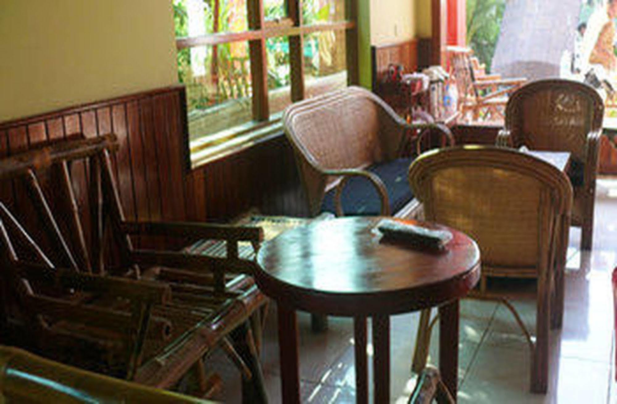 Side Walk Hotel Siem Reap Bagian luar foto